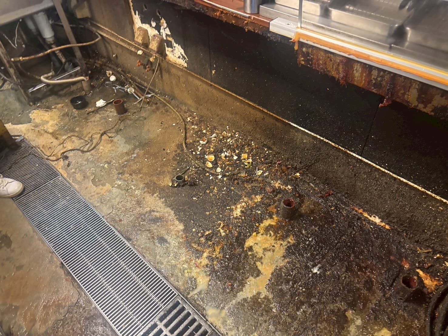 事例2：飲食店 厨房床部分補修工事（大阪府）—施工前